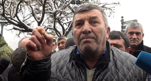 Протестующий на акции протеста у здания правительства Армении 17.01.2020. Фото: кадр видео NEWSam https://www.youtube.com/watch?v=38yN7rKbFC4&feature=emb_logo Протестующий на акции протеста у здания правительства Армении 17.01.2020. Фото: кадр видео NEWSam https://www.youtube.com/watch?v=38yN7rKbFC4&feature=emb_logo