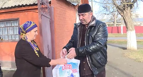 Раздача благотворительных наборов в Чечне. Стоп кадр видео https://vk.com/ramzan?z=video279938622_456242648%2F4be966aeee7231723b%2Fpl_wall_279938622 Раздача благотворительных наборов в Чечне. Стоп кадр видео https://vk.com/ramzan?z=video279938622_456242648%2F4be966aeee7231723b%2Fpl_wall_279938622