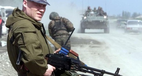 Российский солдат на блокпосту примерно в 7 км от 
Грозного.  Фото  REUTERS/Виктор Коротаев 