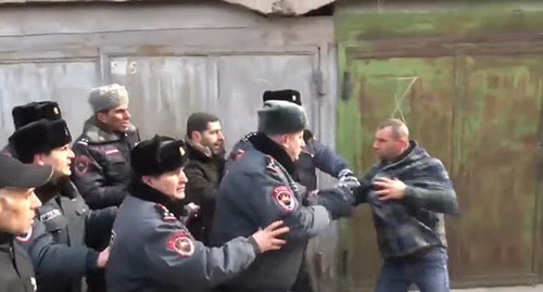 Столкновение с полицией во время демонтажа частных гаражей. Стоп-кадр видео канала YouTube "NEWS AM" https://www.youtube.com/watch?time_continue=101&v=Kd6iGWnuEcQ&feature=emb_logo
Столкновение с полицией во время демонтажа частных гаражей. Стоп-кадр видео канала YouTube "NEWS AM" https://www.youtube.com/watch?time_continue=101&v=Kd6iGWnuEcQ&feature=emb_logo