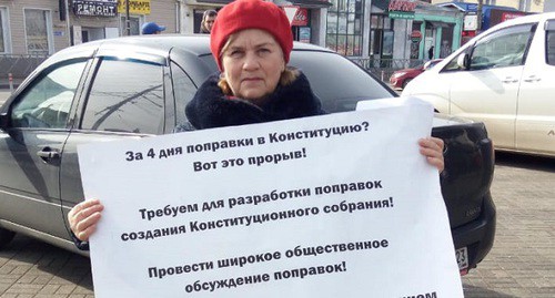 Евгения Климчук на одиночном пикете в Краснодаре. 15 февраля 2020 г. Фото Анны Грицевич для "Кавказского узла" Евгения Климчук на одиночном пикете в Краснодаре. 15 февраля 2020 г. Фото Анны Грицевич для "Кавказского узла"