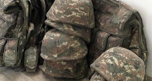Каски и бронежилеты солдат, выходящих на боевое дежурство. Нагорный Карабах. Фото Алвард Григорян для "Кавказского узла" Каски и бронежилеты солдат, выходящих на боевое дежурство. Нагорный Карабах. Фото Алвард Григорян для "Кавказского узла"