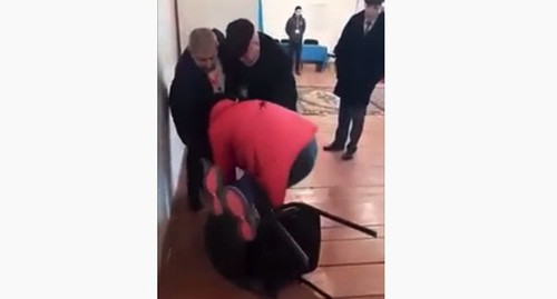 Применения силы к Жале Байрамовой на избирательном участке во время парламентских выборов. Стоп-кадр видео канала YouTube "Ibad Bayramov" https://www.youtube.com/watch?v=aZkgGtKwicU#action=share Применения силы к Жале Байрамовой на избирательном участке во время парламентских выборов. Стоп-кадр видео канала YouTube "Ibad Bayramov" https://www.youtube.com/watch?v=aZkgGtKwicU#action=share
