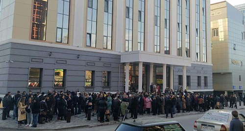 У здания Пятого кассационного суда в Пятигорске, где рассматривалась жалоба четверых дагестанских Свидетелей Иеговы. 4 марта 2020 годаю Фото предоставлено "Кавказскому узлу" женой одного из обвиняемых Суат Абдуллаевой. У здания Пятого кассационного суда в Пятигорске, где рассматривалась жалоба четверых дагестанских Свидетелей Иеговы. 4 марта 2020 годаю Фото предоставлено "Кавказскому узлу" женой одного из обвиняемых Суат Абдуллаевой.
