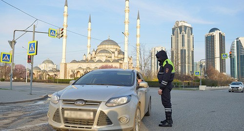 Сотрудник силовых структур проверяет документы. Грозный, 4 апреля 2020 года. Фото: REUTERS/Ramzan Musaev