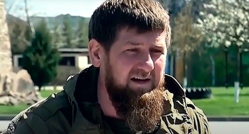 Рамзан Кадыров. Кадр видео ЧГТРК "Грозный" https://www.youtube.com/watch?time_continue=8&v=vz5uSD2Z_2Y&feature=emb_logo. Рамзан Кадыров. Кадр видео ЧГТРК "Грозный" https://www.youtube.com/watch?time_continue=8&v=vz5uSD2Z_2Y&feature=emb_logo.