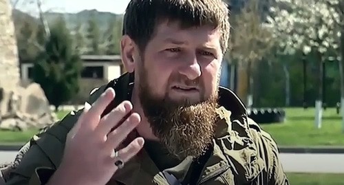Рамзан Кадыров. Кадр видео ЧГТРК "Грозный" https://www.youtube.com/watch?time_continue=8&v=vz5uSD2Z_2Y&feature=emb_logo. Рамзан Кадыров. Кадр видео ЧГТРК "Грозный" https://www.youtube.com/watch?time_continue=8&v=vz5uSD2Z_2Y&feature=emb_logo.