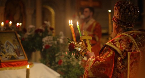Пасхальное богослужение в в кафедральном соборе Святых Жен-Мироносиц в Баку. 19 апреля 2020 года. Фото Азиза Каримова для "Кавказского узла"