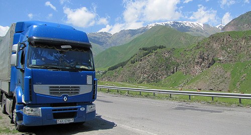 Грузовой автомобиль на горной дороге. Фото Беслана Кмузова для "Кавказского узла" Грузовой автомобиль на горной дороге. Фото Беслана Кмузова для "Кавказского узла"