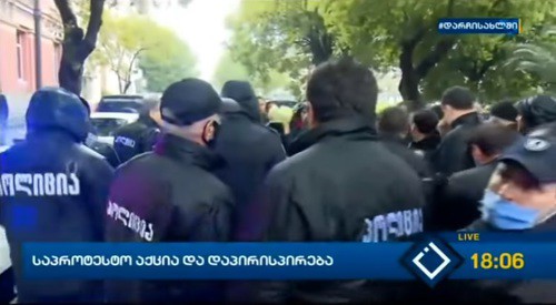 Столкновения в центре Батуми. Фото: скриншот с видео на сайте ajaratv.ge https://ajaratv.ge/article/59045 Столкновения в центре Батуми. Фото: скриншот с видео на сайте ajaratv.ge https://ajaratv.ge/article/59045