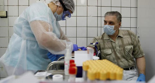 Медицинский работник берет у мужчины пробы крови во время анализа на коронавирусную болезнь (КОВИД-19) и антитела в клинике после того, как власти начали бесплатный массовый скрининг жителей российской столицы. Фото: REUTERS/Maxim Shemetov