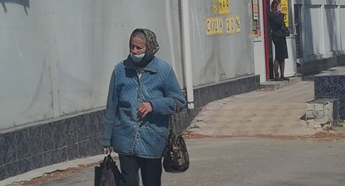 Жительница Волгоградской области в защитной маске. Фото Татьяны Филимоновой для "Кавказского узла" Жительница Волгоградской области в защитной маске. Фото Татьяны Филимоновой для "Кавказского узла"