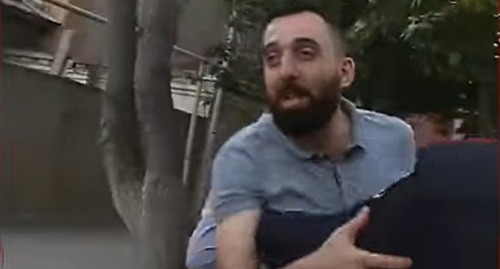 Фуад Абасов задержан сотрудниками полиции. Скриншот видео https://www.facebook.com/MikroskopMedia/videos/666513364131446/?v=666513364131446 Фуад Абасов задержан сотрудниками полиции. Скриншот видео https://www.facebook.com/MikroskopMedia/videos/666513364131446/?v=666513364131446