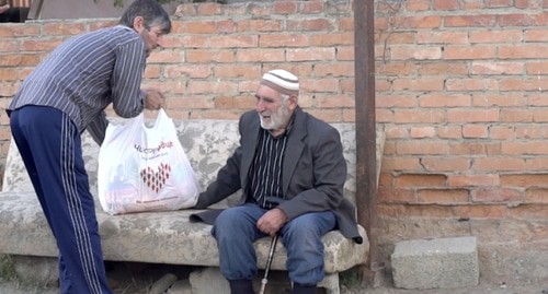 Волонтер передает продуктовый набор пожилому жителю Дагестана. Фото предоставлено фондом "Чистое сердце". Волонтер передает продуктовый набор пожилому жителю Дагестана. Фото предоставлено фондом "Чистое сердце".