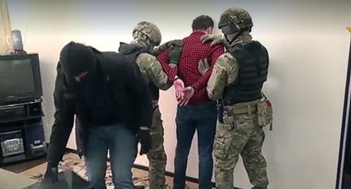 Задержание силовиками боевика в Нальчике. Скриншот видео: пресс-служба ФСБ https://ren.tv/novosti/2019-04-26/fsb-opublikovalo-video-zaderzhaniya-v-nalchike-boevika-ig-planirovavshego-terakt?utm_source=yxnews&utm_medium=desktop Задержание силовиками боевика в Нальчике. Скриншот видео: пресс-служба ФСБ https://ren.tv/novosti/2019-04-26/fsb-opublikovalo-video-zaderzhaniya-v-nalchike-boevika-ig-planirovavshego-terakt?utm_source=yxnews&utm_medium=desktop