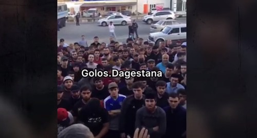 Стихийный сход после конфликта в поселке Манасе. Кадр видео канала Golos Dagestana https://www.youtube.com/watch?v=ufucKMFxQTc&feature=emb_logo Стихийный сход после конфликта в поселке Манасе. Кадр видео канала Golos Dagestana https://www.youtube.com/watch?v=ufucKMFxQTc&feature=emb_logo