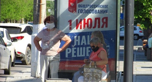 Плакат с рекламой голосования по поправкам в Конституцию на остановке в Волгограде. Фото Вячеслава Ященко для "Кавказского узла"