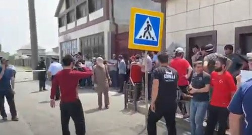 Протест против задержания жителя 
  Дагестана. Стоп-кадр видео https://www.youtube.com/watch?v=ELIUt38Lmmc