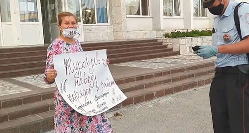 Жительница Прохладного во время пикета. Фото Людмилы Маратовой для "Кавказского узла" Жительница Прохладного во время пикета. Фото Людмилы Маратовой для "Кавказского узла"