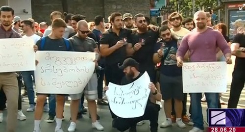 Участники шествия в Тбилиси потребовали открыть спортзалы. Стоп-кадр видео http://rustavi2.ge/ka/news/168783 Участники шествия в Тбилиси потребовали открыть спортзалы. Стоп-кадр видео http://rustavi2.ge/ka/news/168783