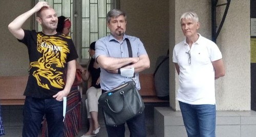Роман Илюгин (в центре) перед вынесением приговора. Фото Валерий Люгаев для "Кавказского узла".
