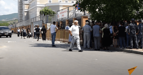 Очередь во время голосования по поправкам к Конституции России. Посольство РФ в Цхинвале, 1 июля 2020 года. Стоп-кадр видео https://youtu.be/etl_2CeJjqI Очередь во время голосования по поправкам к Конституции России. Посольство РФ в Цхинвале, 1 июля 2020 года. Стоп-кадр видео https://youtu.be/etl_2CeJjqI