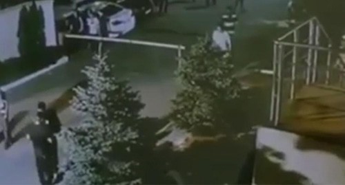 На месте конфликта. Скриншот видео с Youtube-канала "Черновика" https://www.youtube.com/watch?v=T1dxUr4hEbA&feature=emb_logo На месте конфликта. Скриншот видео с Youtube-канала "Черновика" https://www.youtube.com/watch?v=T1dxUr4hEbA&feature=emb_logo