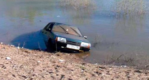 Упавший в реку Баксан автомобиль. Фото ГУ МЧС по КБР Упавший в реку Баксан автомобиль. Фото ГУ МЧС по КБР