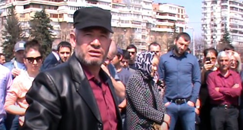 Нальчане на акции поддержки семье погибшего таксиста Макитова. Кадр видео
"Кавказского узла" https://www.youtube.com/watch?time_continue=61&v=j_qsT8R21DU&feature=emb_logo Нальчане на акции поддержки семье погибшего таксиста Макитова. Кадр видео
"Кавказского узла" https://www.youtube.com/watch?time_continue=61&v=j_qsT8R21DU&feature=emb_logo