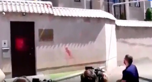 Участники акции обливают здание посольства Украины борщом. Кадр видео https://www.gorodovoy.spb.ru/news/v-erevane-protestuyuschie-oblili-borschom-zdanie-posolstva-ukrainy?utm_source=yxnews&utm_medium=desktop&utm_referrer=https%3A%2F%2Fyandex.ru%2Fnews Участники акции обливают здание посольства Украины борщом. Кадр видео https://www.gorodovoy.spb.ru/news/v-erevane-protestuyuschie-oblili-borschom-zdanie-posolstva-ukrainy?utm_source=yxnews&utm_medium=desktop&utm_referrer=https%3A%2F%2Fyandex.ru%2Fnews