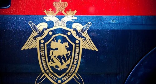 Логотип Следственного комитета на двери машины. Фото: Федор Обмайкин / Югополис