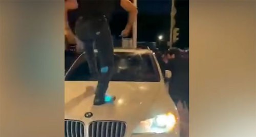 Участники стычки между армянами и азербайджанцами в Москве. Кадр видео РБК https://www.youtube.com/watch?v=KuSua39w3lA Участники стычки между армянами и азербайджанцами в Москве. Кадр видео РБК https://www.youtube.com/watch?v=KuSua39w3lA