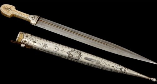 Кинжал и ножны работы кубачинских мастеров. Фото: http://juveliri-kubachi.ru/catalog/index/catalog_id/28 Кинжал и ножны работы кубачинских мастеров. Фото: http://juveliri-kubachi.ru/catalog/index/catalog_id/28