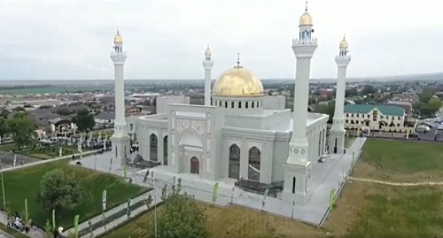 Мечеть в посёлке Ойсхар Гудермесского района. Фото: скриншот видео страницы ДУМ Чечни в инстаграм, https://www.instagram.com/p/CEKayQVK6X2/