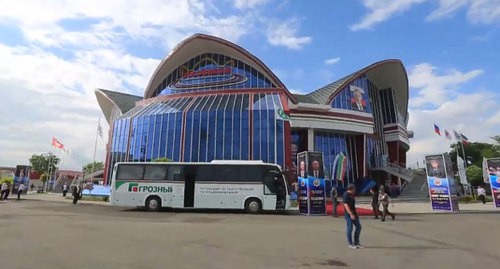 Грозненский спортхолл "Колизей", в котором запланированы бои. Кадр видео пресс-службы спортхолла "Колизей" https://www.youtube.com/watch?v=bPAlQRdvGM8 Грозненский спортхолл "Колизей", в котором запланированы бои. Кадр видео пресс-службы спортхолла "Колизей" https://www.youtube.com/watch?v=bPAlQRdvGM8