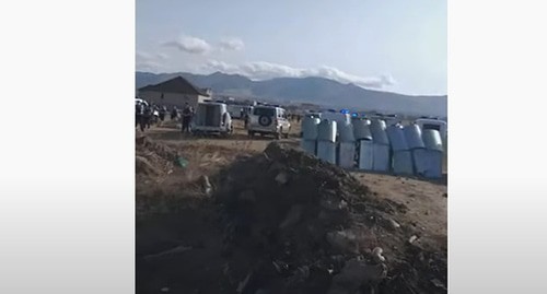 Столкновение с силовиками в пригороде Махачкалы. Стоп-кадр видео https://vk.com/golos_dagestan?w=wall-74219800_761993 Столкновение с силовиками в пригороде Махачкалы. Стоп-кадр видео https://vk.com/golos_dagestan?w=wall-74219800_761993