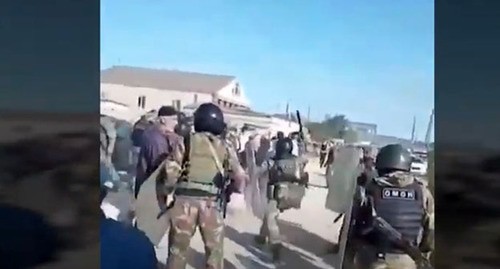Беспорядки в Красноармейском. Стоп-кадр видео "Кавказского узла" https://www.youtube.com/watch?v=x9P2_k3_pJQ&feature=emb_logo Беспорядки в Красноармейском. Стоп-кадр видео "Кавказского узла" https://www.youtube.com/watch?v=x9P2_k3_pJQ&feature=emb_logo