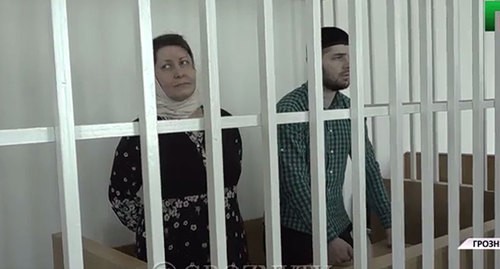 Лизан Исакова и ее сын Хазбулат в зале суда. Кадр видео ЧГТРК groznytv https://www.instagram.com/p/CFiD1hIpykr/ Лизан Исакова и ее сын Хазбулат в зале суда. Кадр видео ЧГТРК groznytv https://www.instagram.com/p/CFiD1hIpykr/