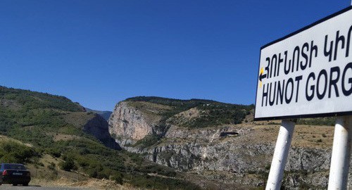 Указатель направления в заповедник Hunot Gorge в Нагорном Карабахе. Фото Алвард Григорян для "Кавказского узла" Указатель направления в заповедник Hunot Gorge в Нагорном Карабахе. Фото Алвард Григорян для "Кавказского узла"