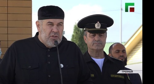 Выступающие во время торжественной сдачи в эксплуатацию многоквартирного жилого дома в Гудермесе 07.10.2020. Кадр видео ЧГТРК "Грозный" https://www.youtube.com/watch?v=Ee9whMD0OjE Выступающие во время торжественной сдачи в эксплуатацию многоквартирного жилого дома в Гудермесе 07.10.2020. Кадр видео ЧГТРК "Грозный" https://www.youtube.com/watch?v=Ee9whMD0OjE