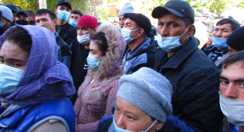 Узбекские рабочие в очереди за билетами на поезд в Ташкент. Фото Вячеслава Ященко для "Кавказского узла" Узбекские рабочие в очереди за билетами на поезд в Ташкент. Фото Вячеслава Ященко для "Кавказского узла"