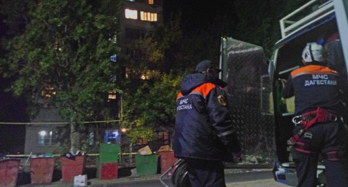 Сотрудники МЧС дежурили у дома, на крыше которого пикетировал Салим Халитов. 12 октября 2020 г. Фото Расула Магомедова для "Кавказского узла" Сотрудники МЧС дежурили у дома, на крыше которого пикетировал Салим Халитов. 12 октября 2020 г. Фото Расула Магомедова для "Кавказского узла"