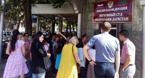 Сторонники арестованных в Дагестане Свидетелей Иеговы* у здания суда в Махачкале, 15 августа 2019 года. Фото Расула Магомедова для "Кавказского узла". Сторонники арестованных в Дагестане Свидетелей Иеговы* у здания суда в Махачкале, 15 августа 2019 года. Фото Расула Магомедова для "Кавказского узла".