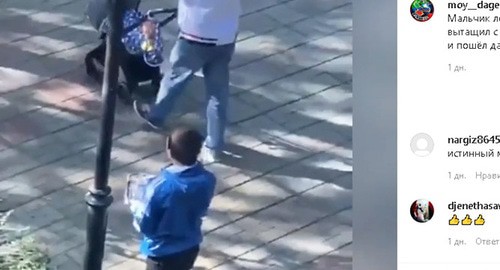 Молодой человек убирает коврик для молитв в рюкзак. Скриншот комментария на странице группы Moy__dagestan05 в Instagram. https://www.instagram.com/p/CGSndESKVvM/ Молодой человек убирает коврик для молитв в рюкзак. Скриншот комментария на странице группы Moy__dagestan05 в Instagram. https://www.instagram.com/p/CGSndESKVvM/