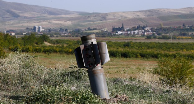 Остатки ракетного снаряда после обстрела Мартуни 14 октября 2020 года. Фото: REUTERS/Stringer Остатки ракетного снаряда после обстрела Мартуни 14 октября 2020 года. Фото: REUTERS/Stringer