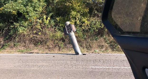 Невзорвавшийся снаряд в пригороде Степанакерта. Фото Алвард Григорян для "Кавказского узла" Невзорвавшийся снаряд в пригороде Степанакерта. Фото Алвард Григорян для "Кавказского узла"