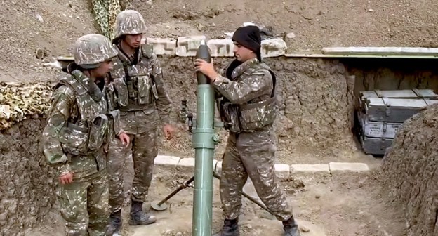 Военнослужащий армянской армии на передовой. Фото НКР ИнфоЦентр https://www.facebook.com/ArtsakhInformation/videos/401158884385156/ Военнослужащий армянской армии на передовой. Фото НКР ИнфоЦентр https://www.facebook.com/ArtsakhInformation/videos/401158884385156/