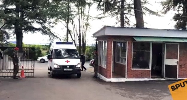 Автомобиль скорой помощи въезжает на территорию госпиталя в Сухуми. Кадр видео Спутник-Абхазия https://t.me/SputnikAbkhazia/3675 Автомобиль скорой помощи въезжает на территорию госпиталя в Сухуми. Кадр видео Спутник-Абхазия https://t.me/SputnikAbkhazia/3675