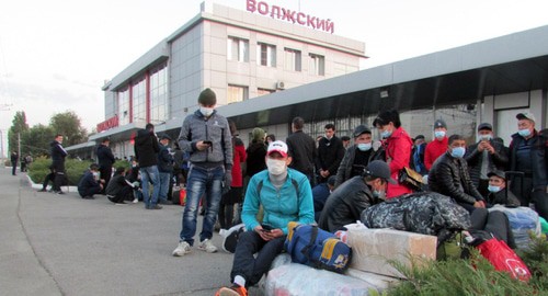 Узбекские трудовые мигранты на платформе вокзала в Волжском. Фото Вячеслава Ященко для "Кавказского узла" Узбекские трудовые мигранты на платформе вокзала в Волжском. Фото Вячеслава Ященко для "Кавказского узла"