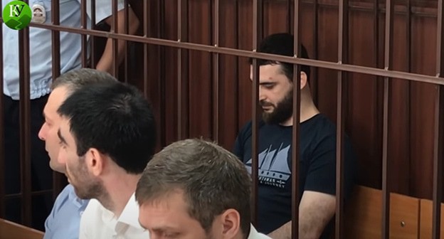 Абдулмумин Гаджиев в зале суда. Стоп-кадр видео "Кавказского узла" //www.youtube.com/watch?v=ZnfT9sdFsYA&feature=emb_logo Абдулмумин Гаджиев в зале суда. Стоп-кадр видео "Кавказского узла" //www.youtube.com/watch?v=ZnfT9sdFsYA&feature=emb_logo